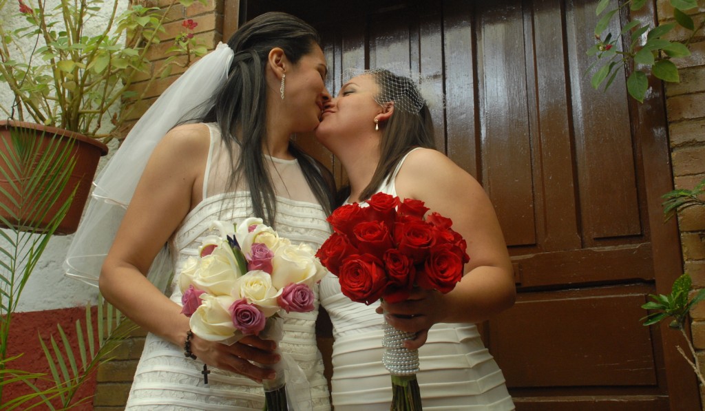 boda-lesbianas-Beso