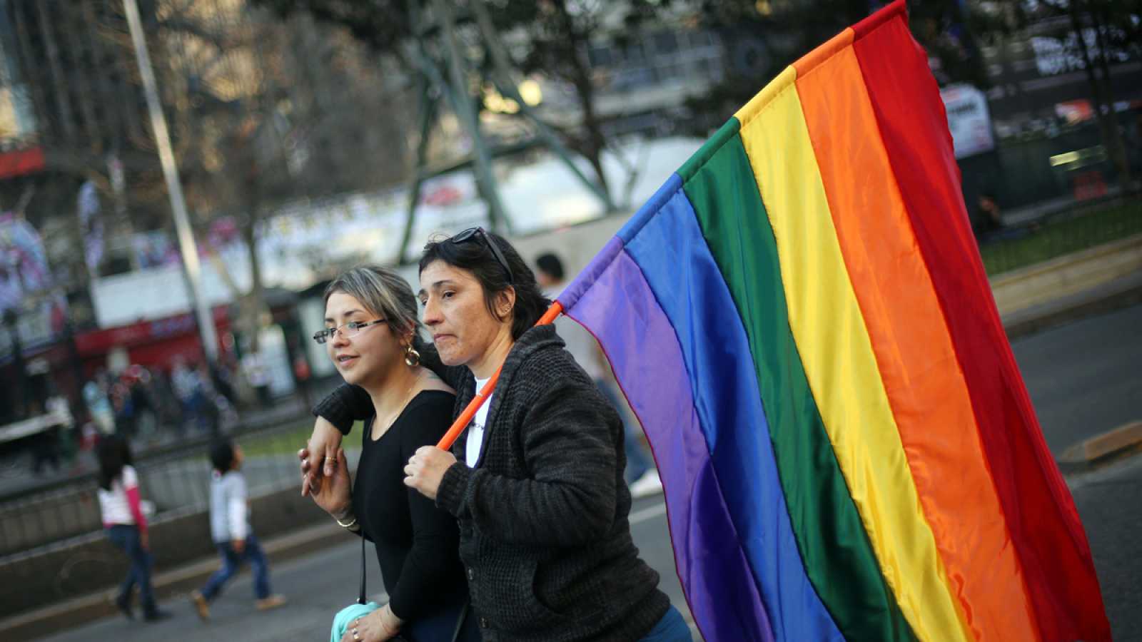77% de las mujeres lesbianas y bisexuales ha sido discriminada y el 47% se dañó a sí producto de lesbofobia Movilh Chile
